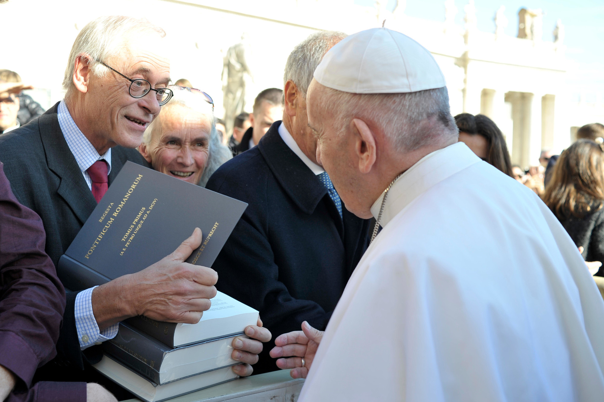 Zum Artikel "Papstregesten-Bände im Vatikan überreicht"